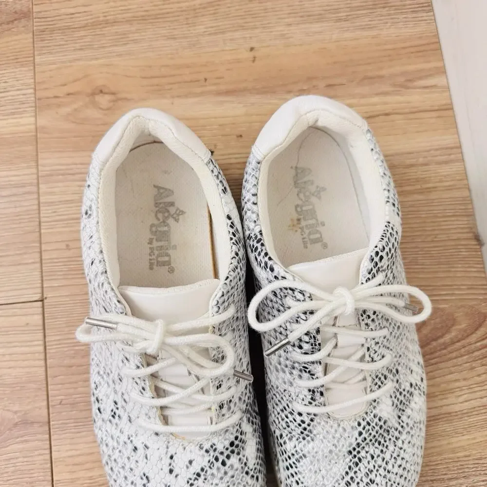 Alegria Essence Posh Silver lace-up sneakers Snake Print Women’s Size 6